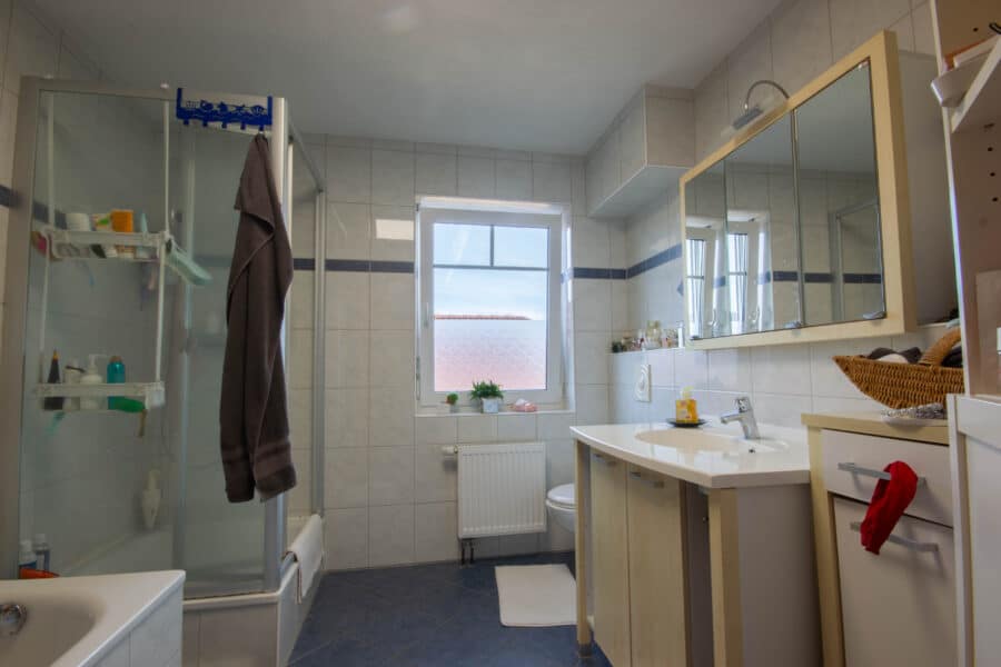Familienfreundliches Einfamilienhaus mit Einliegerwohnung (Doppelhaushälfte) in ruhiger Wohnlage von Möhnesee-Günne - Hauptbadezimmer