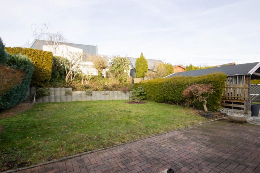 Familienfreundliches Einfamilienhaus mit Einliegerwohnung (Doppelhaushälfte) in ruhiger Wohnlage von Möhnesee-Günne - Garten