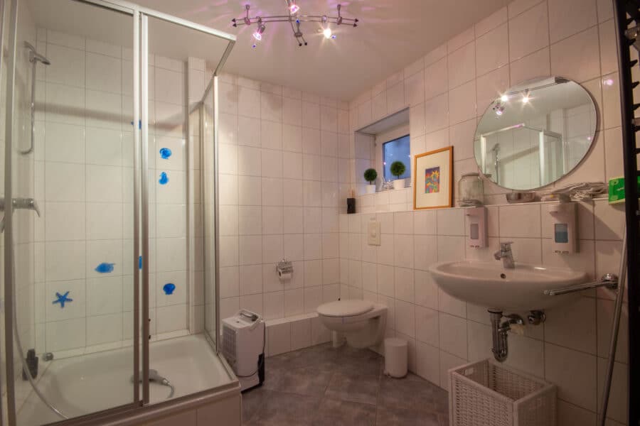 Familienfreundliches Einfamilienhaus mit Einliegerwohnung (Doppelhaushälfte) in ruhiger Wohnlage von Möhnesee-Günne - Badezimmer Einliegerwohnung