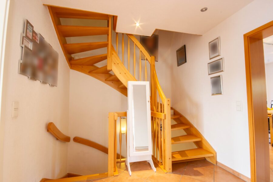 Familienfreundliches Einfamilienhaus mit Einliegerwohnung (Doppelhaushälfte) in ruhiger Wohnlage von Möhnesee-Günne - Flur