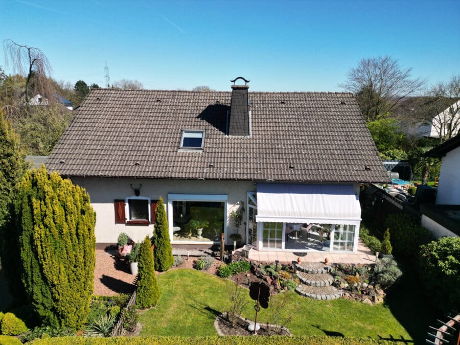 Einziehen und wohlfühlen! Schickes Einfamilienhaus in Höingen - Vorderansicht