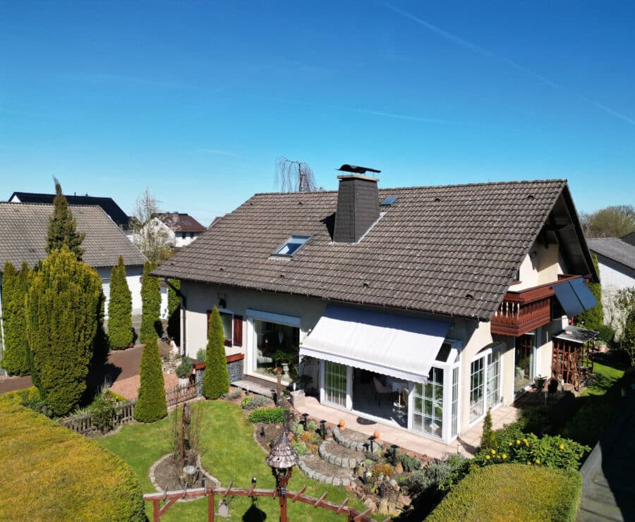 Einziehen und wohlfühlen! Schickes Einfamilienhaus in Höingen - Frontansicht