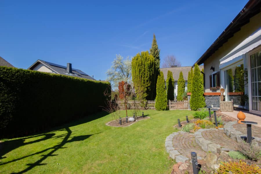 Einziehen und wohlfühlen! Schickes Einfamilienhaus in Höingen - Garten