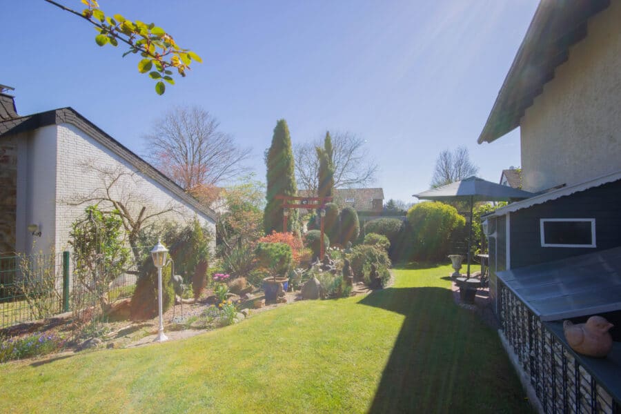 Einziehen und wohlfühlen! Schickes Einfamilienhaus in Höingen - Garten
