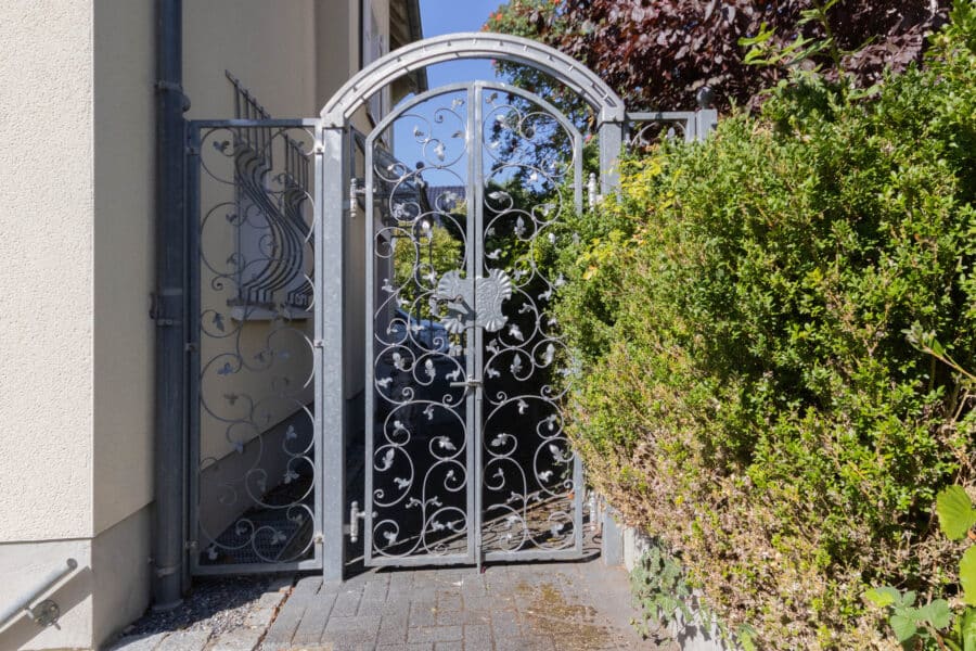 Neheim: stadtnah & familienfreundlich - attraktives Ein- bis Dreifamilienhaus mit Südgarten! - Eingang zum Garten