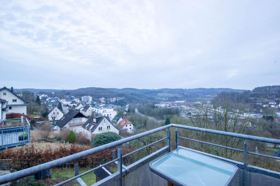 Attraktive Eigentumswohnung mit Weitblick über Arnsberg - Balkon